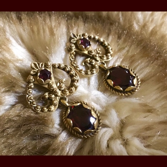 Jewelry - VTG 14k ANTIQUE GOLD VICTORIAN GARNET EARRINGS 💕